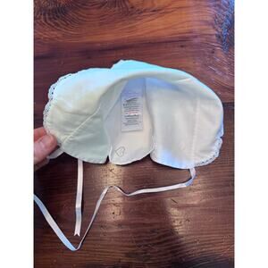 Kissy kissy baby bonnet unisex white size 0-6 months NWT